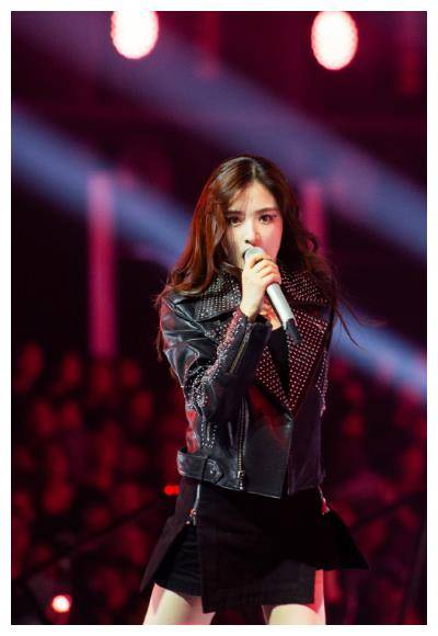 浪姐五公舞台造型,张雨绮露肩装,万茜古装风,张含韵有出道相?