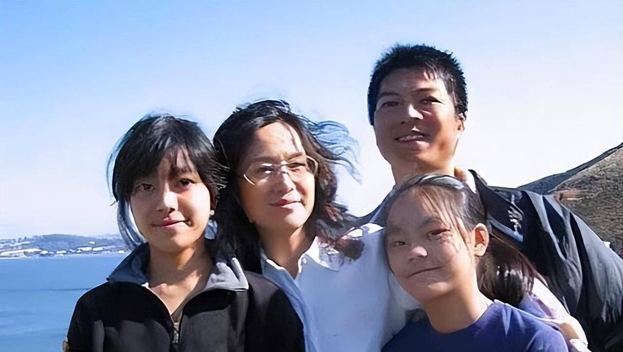 25岁退役的乒乓男神江嘉良,娶百花影后为妻,一家四口都颜值超高_比赛