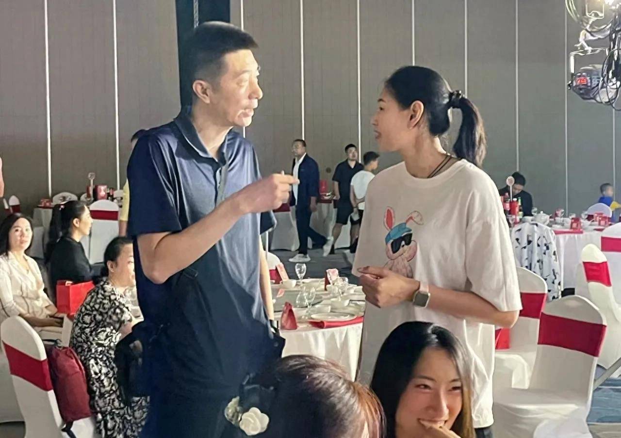 张常宁颜妮现身刘晓彤婚礼现场,丁霞通过视频送祝福_中国女排_球员
