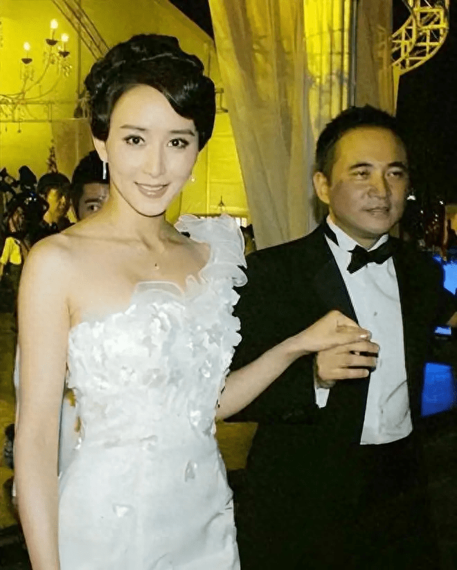 胡静:嫁给大12岁的外国富豪,为43岁的他生儿子,婆婆让她暖心_朱兆祥