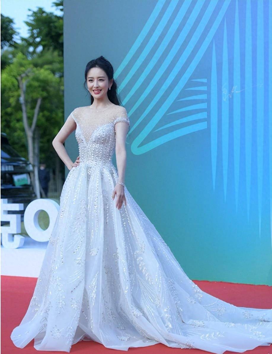 佟丽娅的"公主风"穿搭优雅高贵,既华丽又迷人