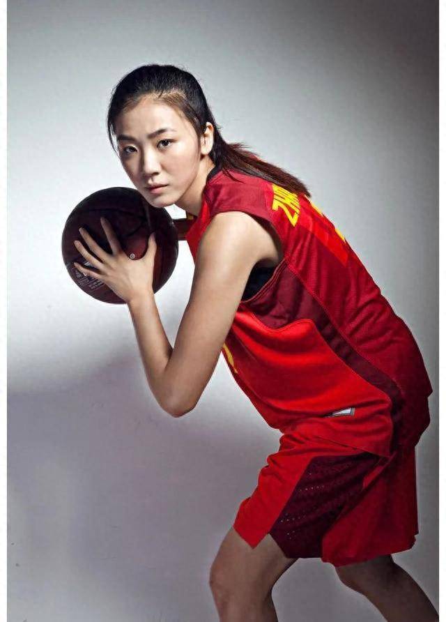 她是中国女篮第一美女,库里曾看直了眼并趁机揩油,如今幸福美满_赵爽