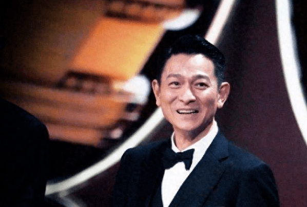 62岁的刘德华现身内地一场商业活动,为即将上映的新片《唐人街探案3》