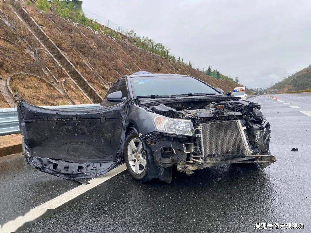 广东一高速出口就发生了一起轿车变道引发的连环车祸.