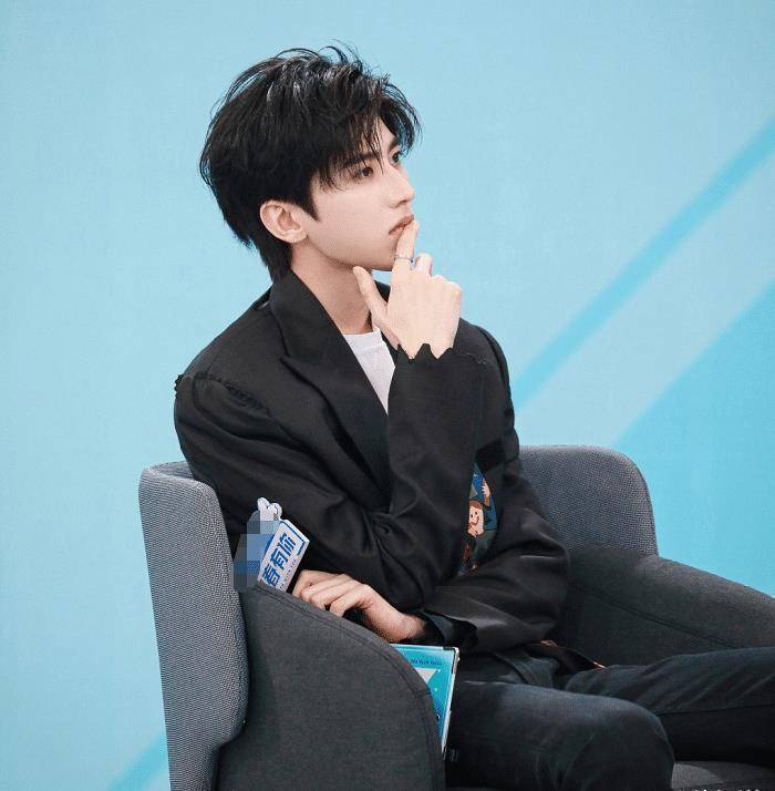 《青你2》蔡徐坤太调皮了,调侃完安崎后,又开始"整蛊"训练生_节目