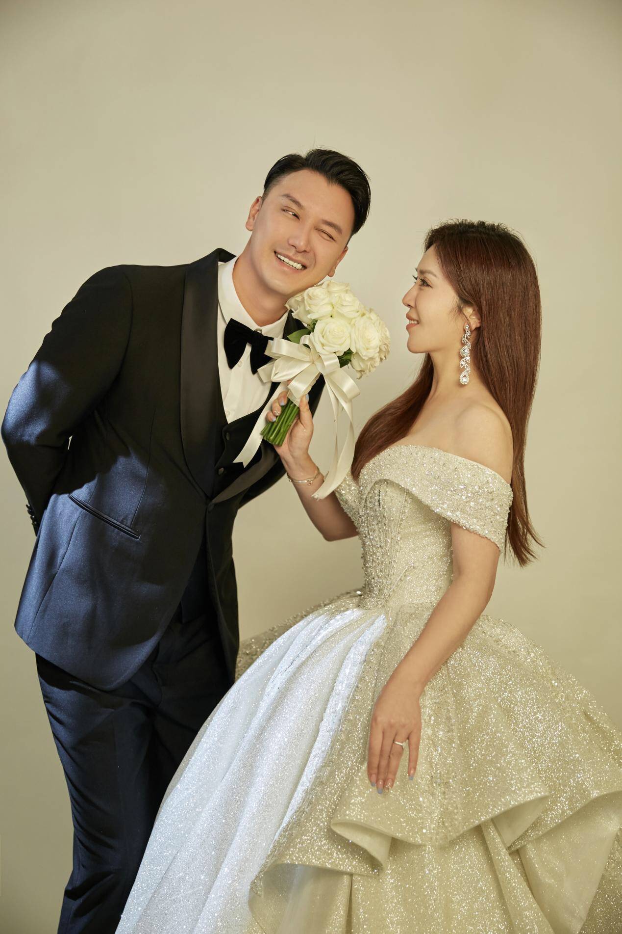 又一对明星官宣,巫迪文宣布和史沐可分享了婚礼照,粉丝们为他们送上