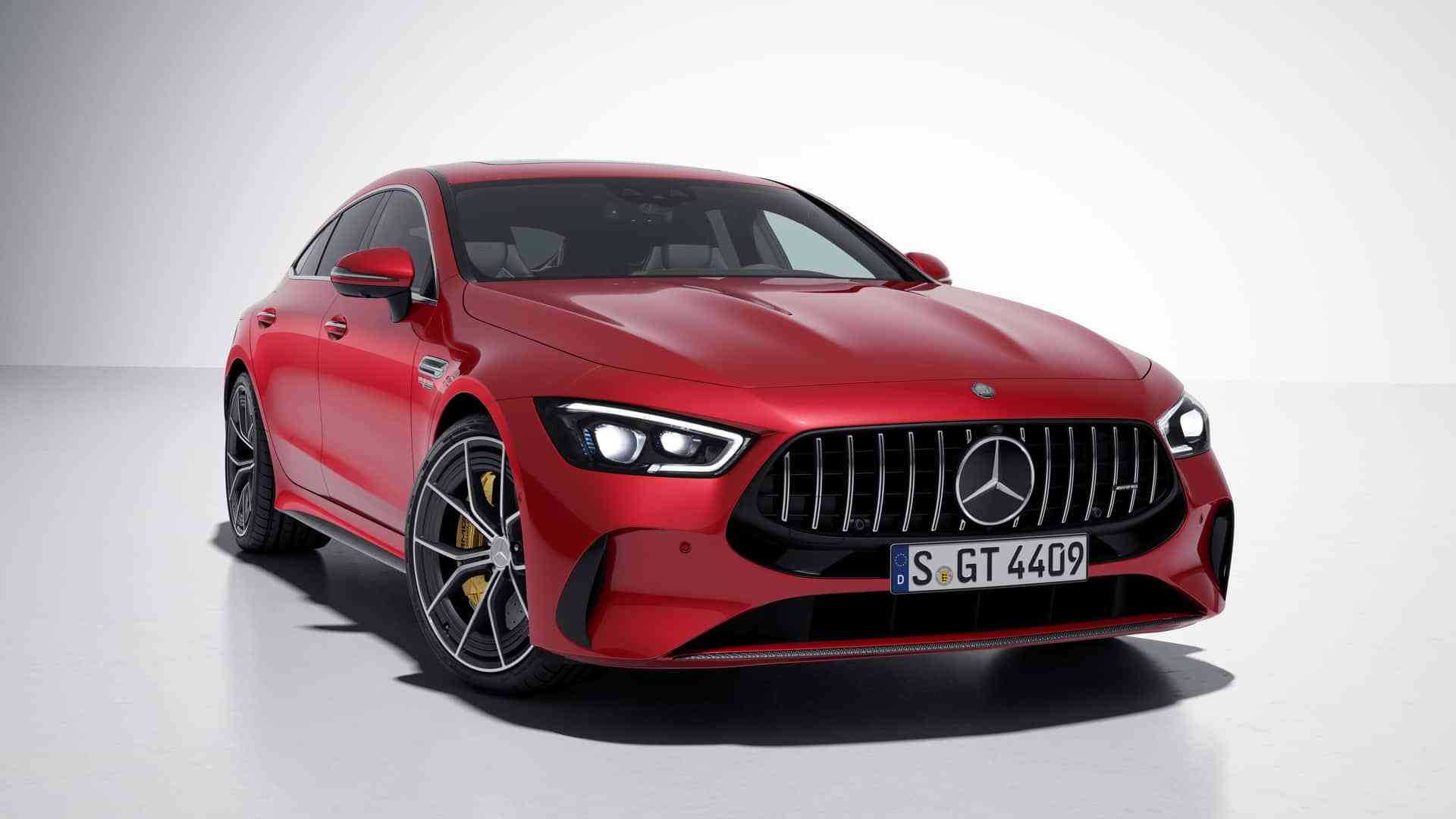2024款奔驰amg gt63 se performance 四门轿跑车的前脸借鉴了新款 amg