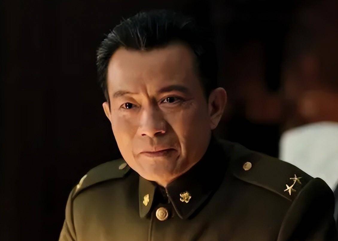 "侯镜如并不直接作答,而是拿起铅笔,在作战地图上刷刷刷划了好几个