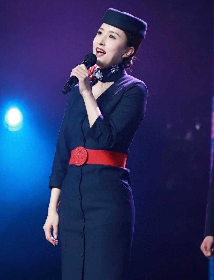 央视女主播张蕾穿"空姐套装",气质比空姐还要优雅,不加修饰的双腿真实