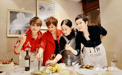 宋丹丹毛阿敏那英私下聚会,姐妹相聚亲密吻别,梁静发胖到认不出_明星