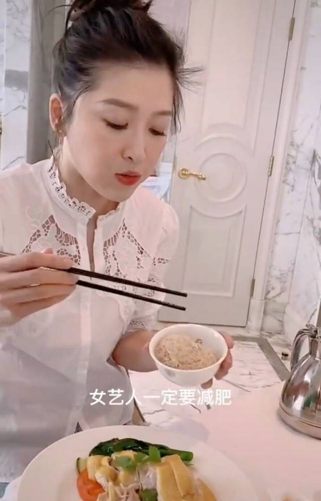 周丽淇吃海南鸡饭,神秘吉他男子出镜,傅程鹏体贴照顾近况周丽淇_儿子