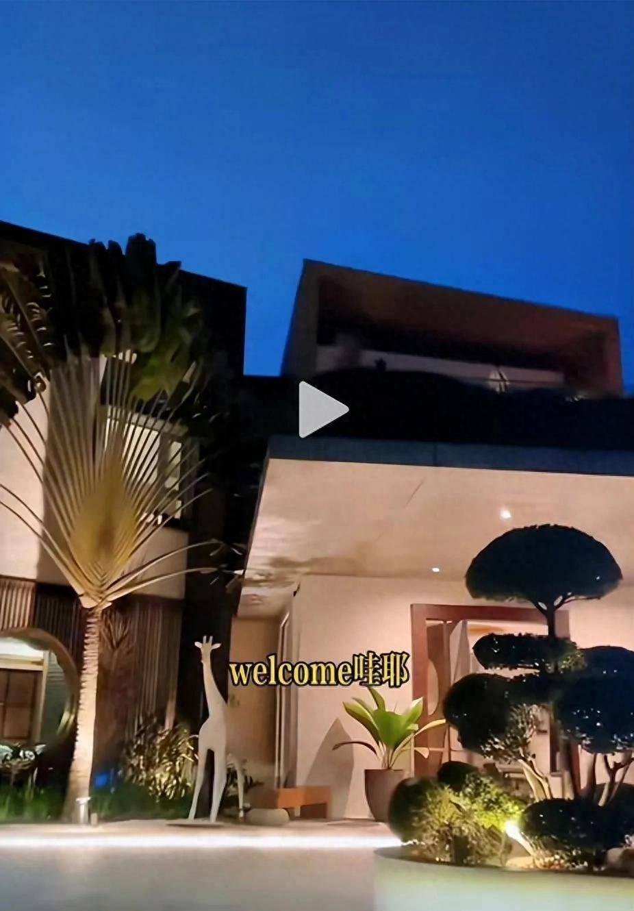 吴尊妻子开车接陈浩民一家6口人,文莱新家别墅大又豪,请2个保姆_林丽