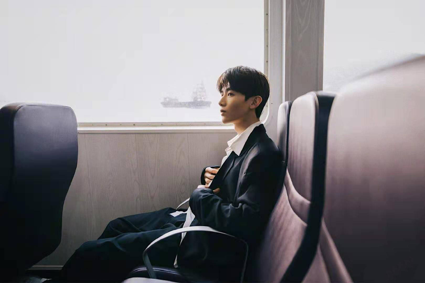 白敬亭穿背心晒出一身腱子肉, 线条突出男友力十足_身姿_衬衫_英姿