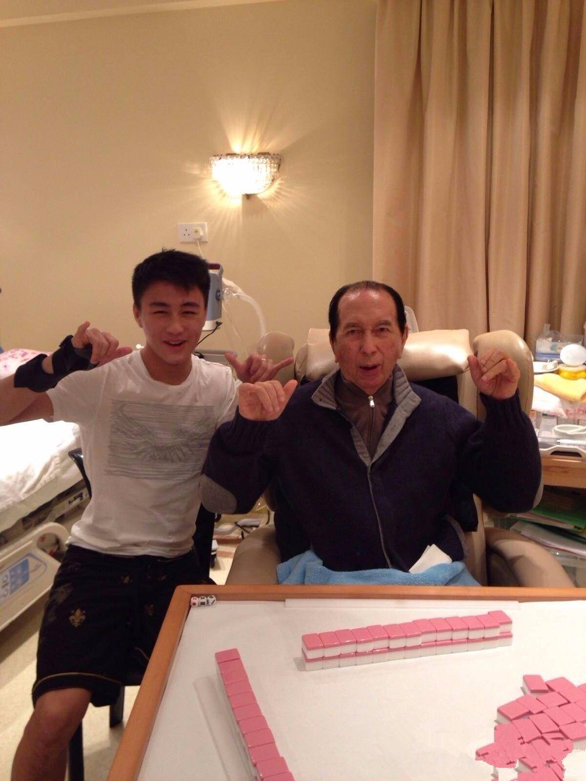 何猷君毕业于麻省理工学院, 现在担任澳门电子竞技总会会长, 创梦天地