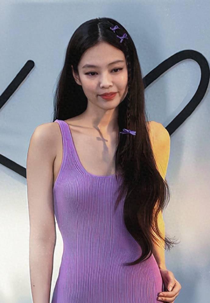 jennie出席时尚品牌活动,身穿紫色吊带裙,秀出性感肩膀和锁骨_网友