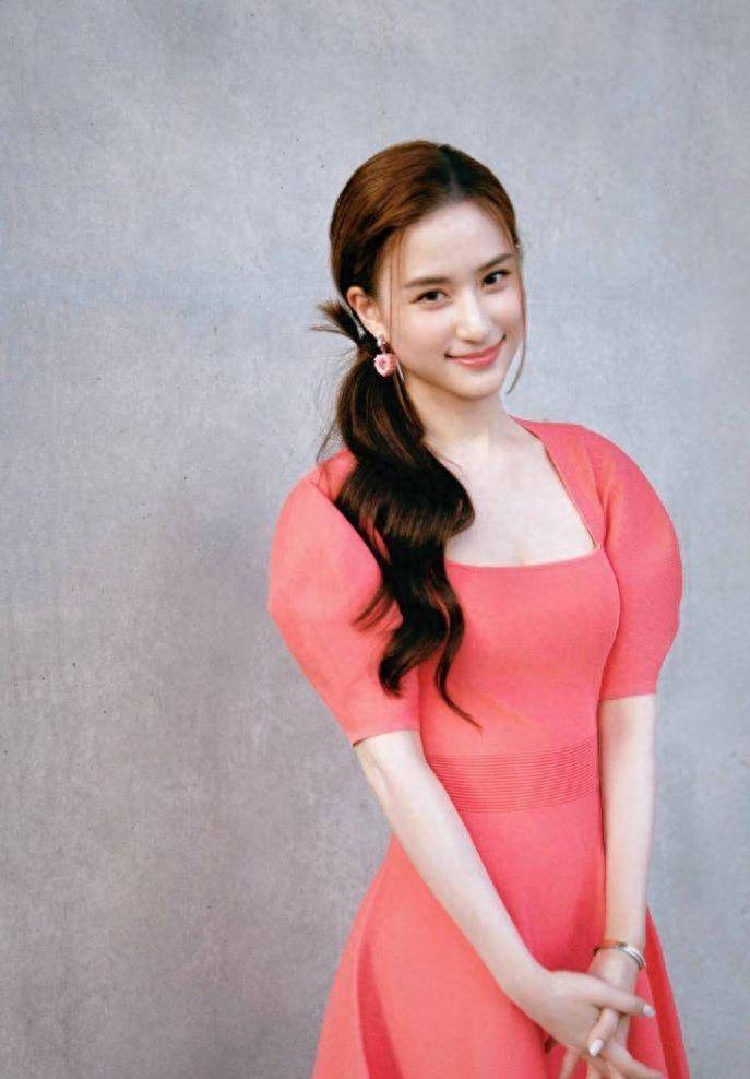 何超莲低胸裙秀帅气身材,粉色爱心耳环好甜_工作_明星_魅力
