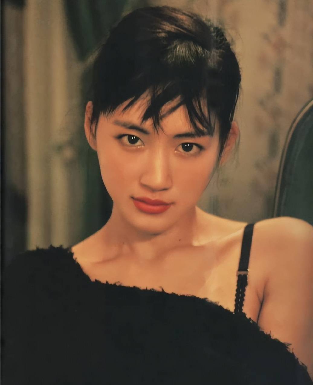 日本女星绫濑遥要发新日历!她肤白貌美魔鬼身材性感撩人