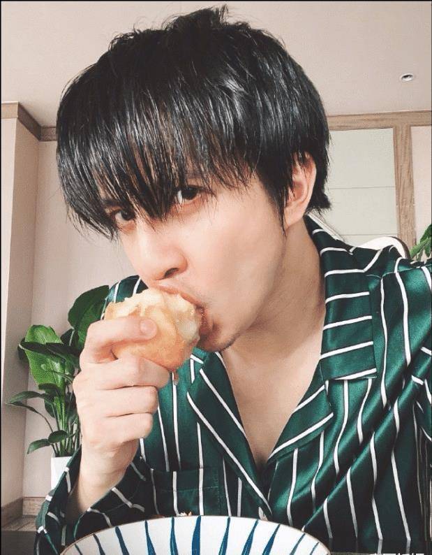 薛之谦化美女妆,粉唇大眼好迷人,小脸蛋尖尖撞脸张馨予_工作_化妆