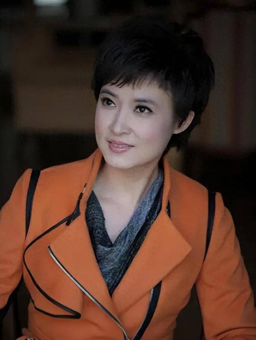 央视主持人桑晨:21岁进央视,工作29年零绯闻,丈夫身份至今成谜_婚姻