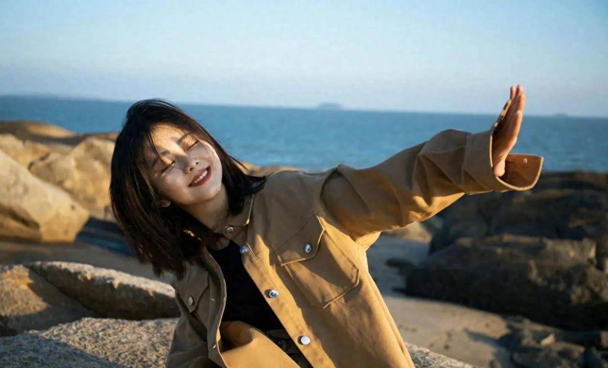 谭松韵在海边拍照,33岁的年龄却好比二八少女,是未来的不老女神_漂亮