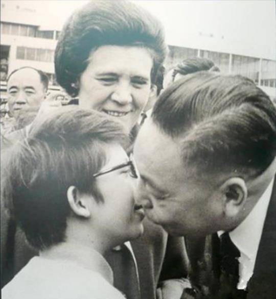 在两蒋的高压统治下,没人敢在台湾说蒋经国的坏话,更别说是在蒋家,但