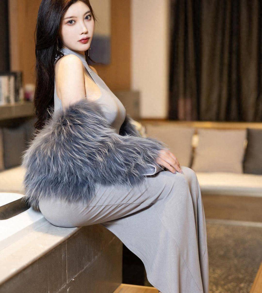 杨晨晨穿搭曝光:灰色紧身裙露肩吊带时尚大片!_魅力_整体_方式