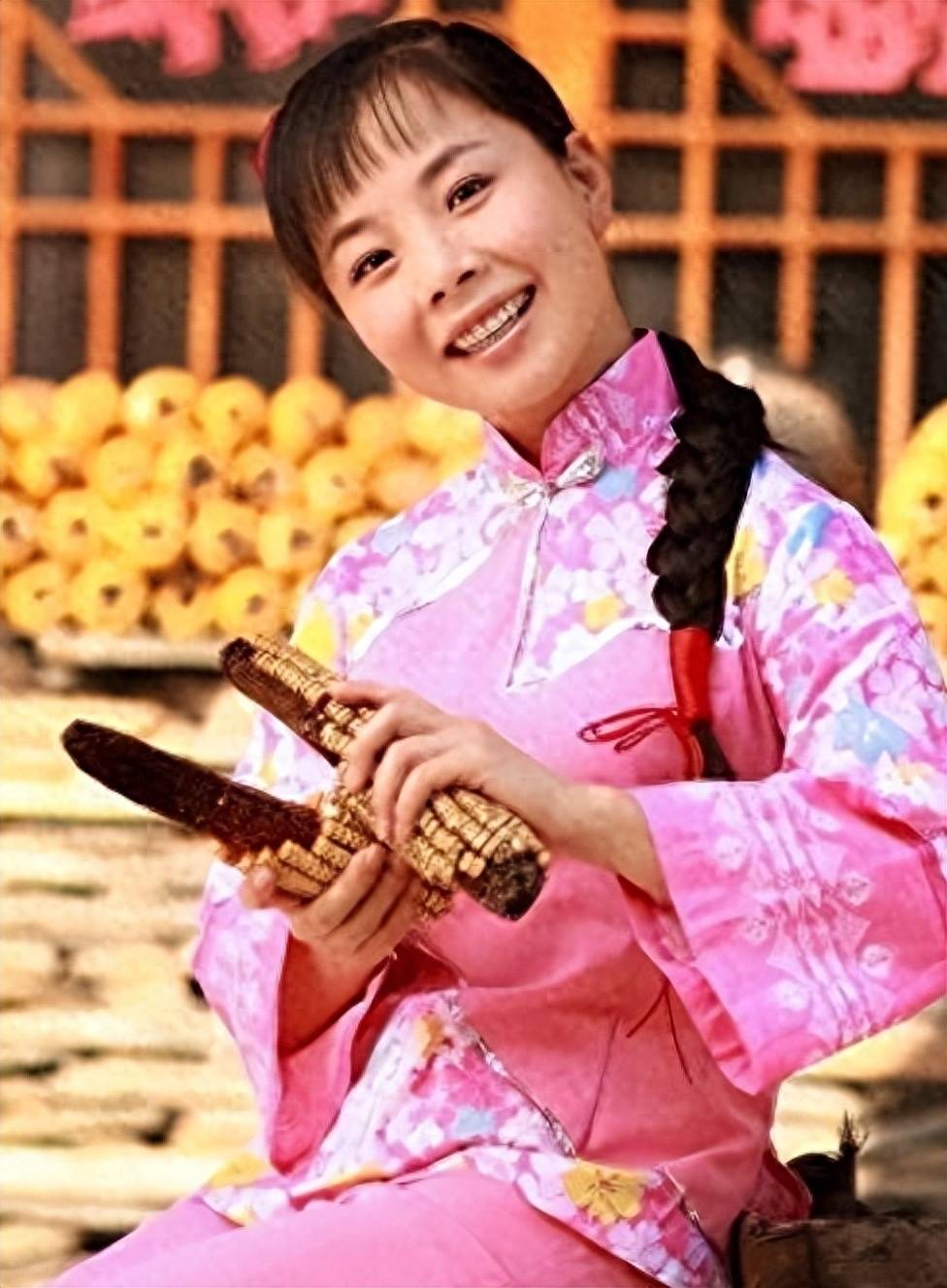 草根歌手王二妮身份被扒出,瞒了观众十几年,难道她一直在伪装?