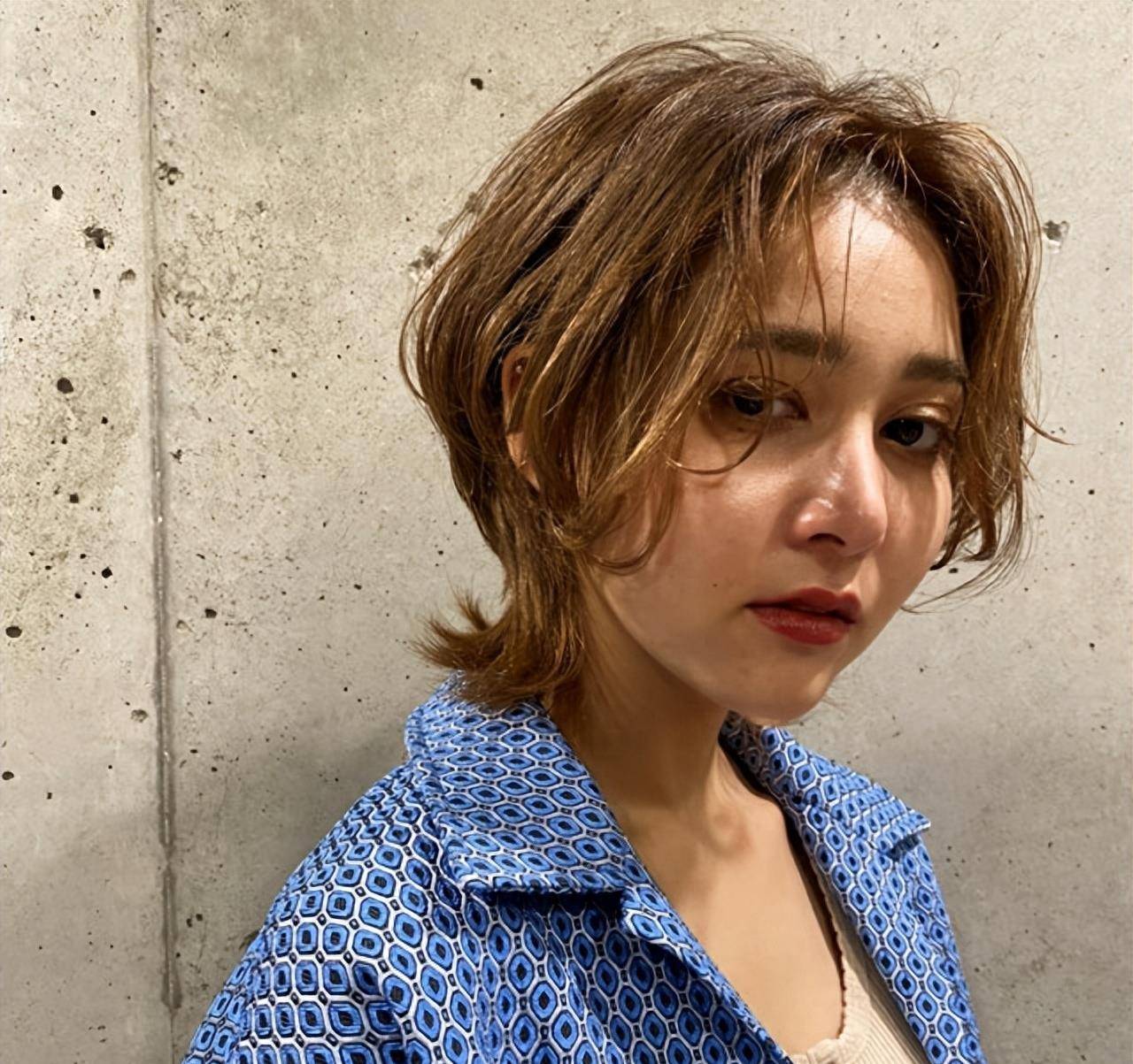 倒三角脸型的人适合什么发型?这些例子告诉你_头发_造型_刘海