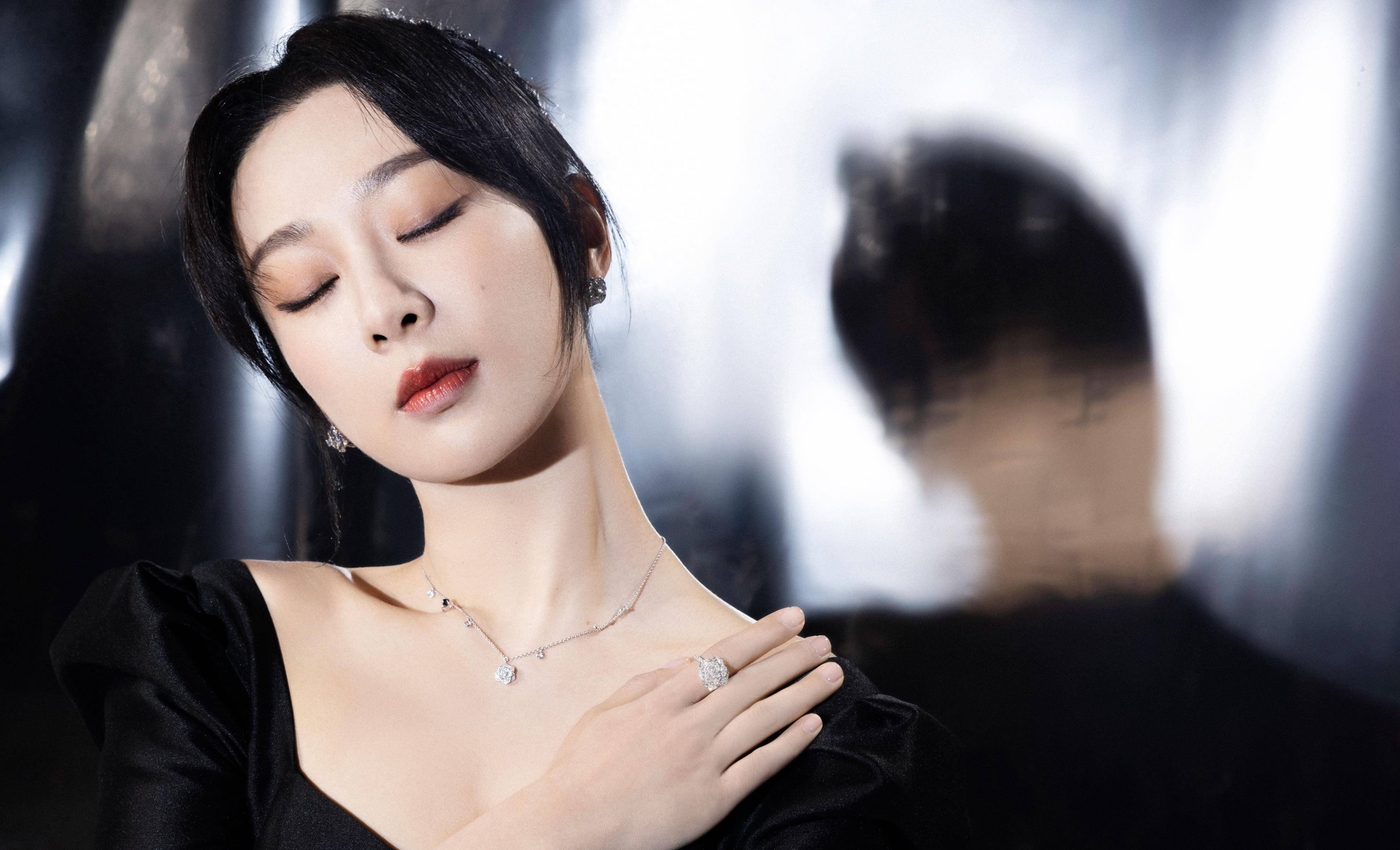 杨紫微博之夜"黑"客造型惊艳众人 穿黑色连身裙亮相 瞬间点燃现场