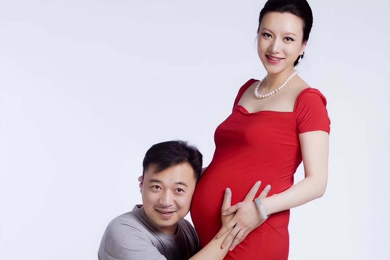 朱敏看出老公的心思,表示支持并希望他去,张晞临这才有了接下这部剧的