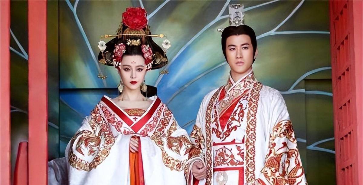 武则天到寺庙剃度为尼,说了八个字,老尼听后吓得剃刀差点落地_武士彟