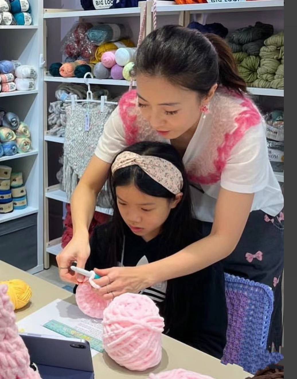 金牌经纪人霍汶希首次晒女儿正脸,富婆甘比还激动发文感叹_明星_不