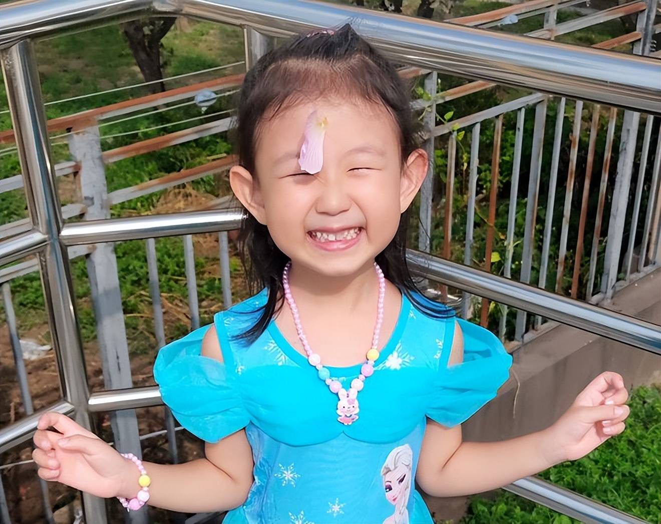 上海女童走失:网友提供重磅照片,蓝裙海面漂浮,爸爸喊话引热议_黄元芯