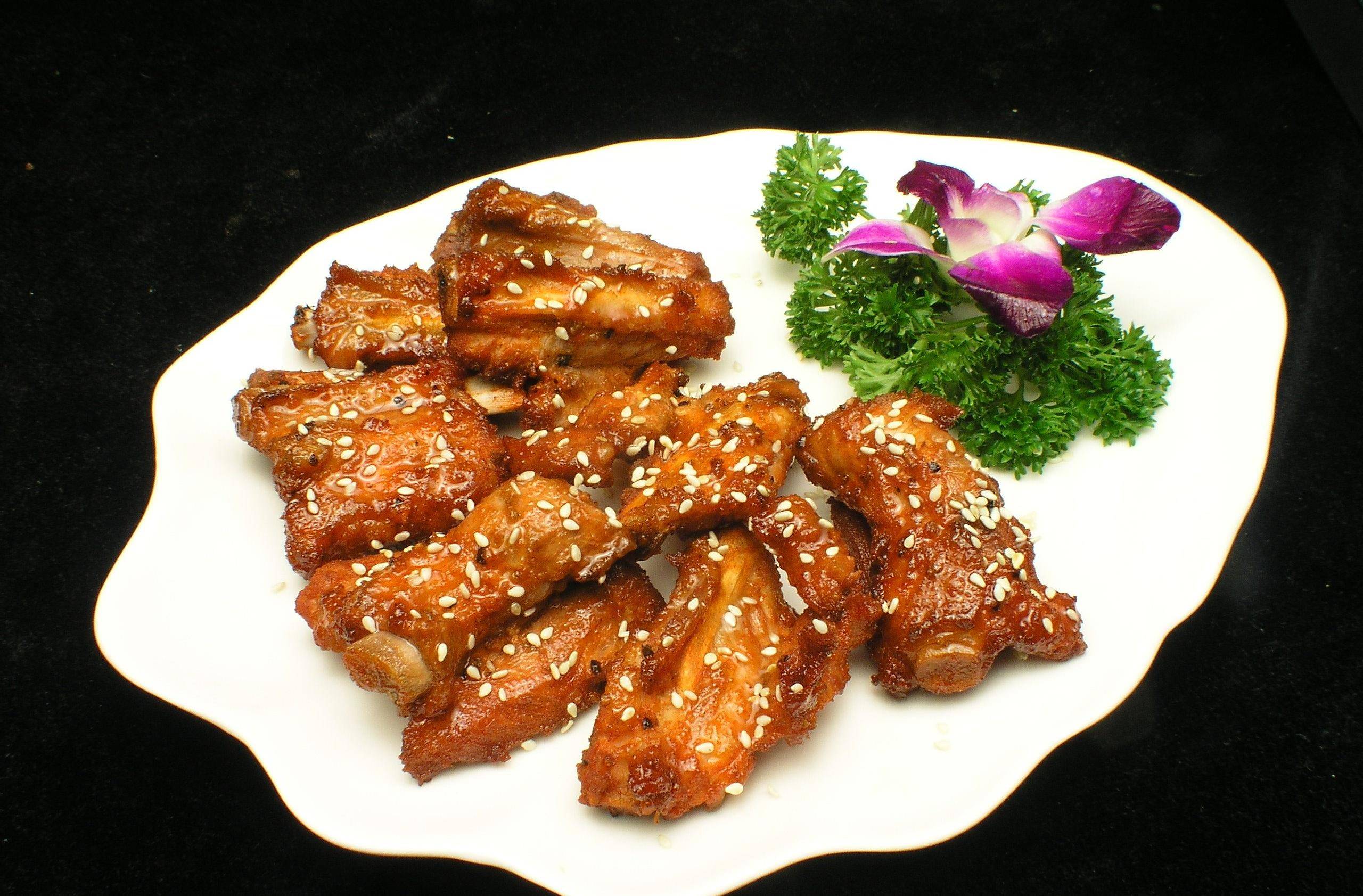 蜜汁蝴蝶骨主料:猪小排400克;辅料:老抽1勺,食盐2克,料酒5毫升,胡椒粉