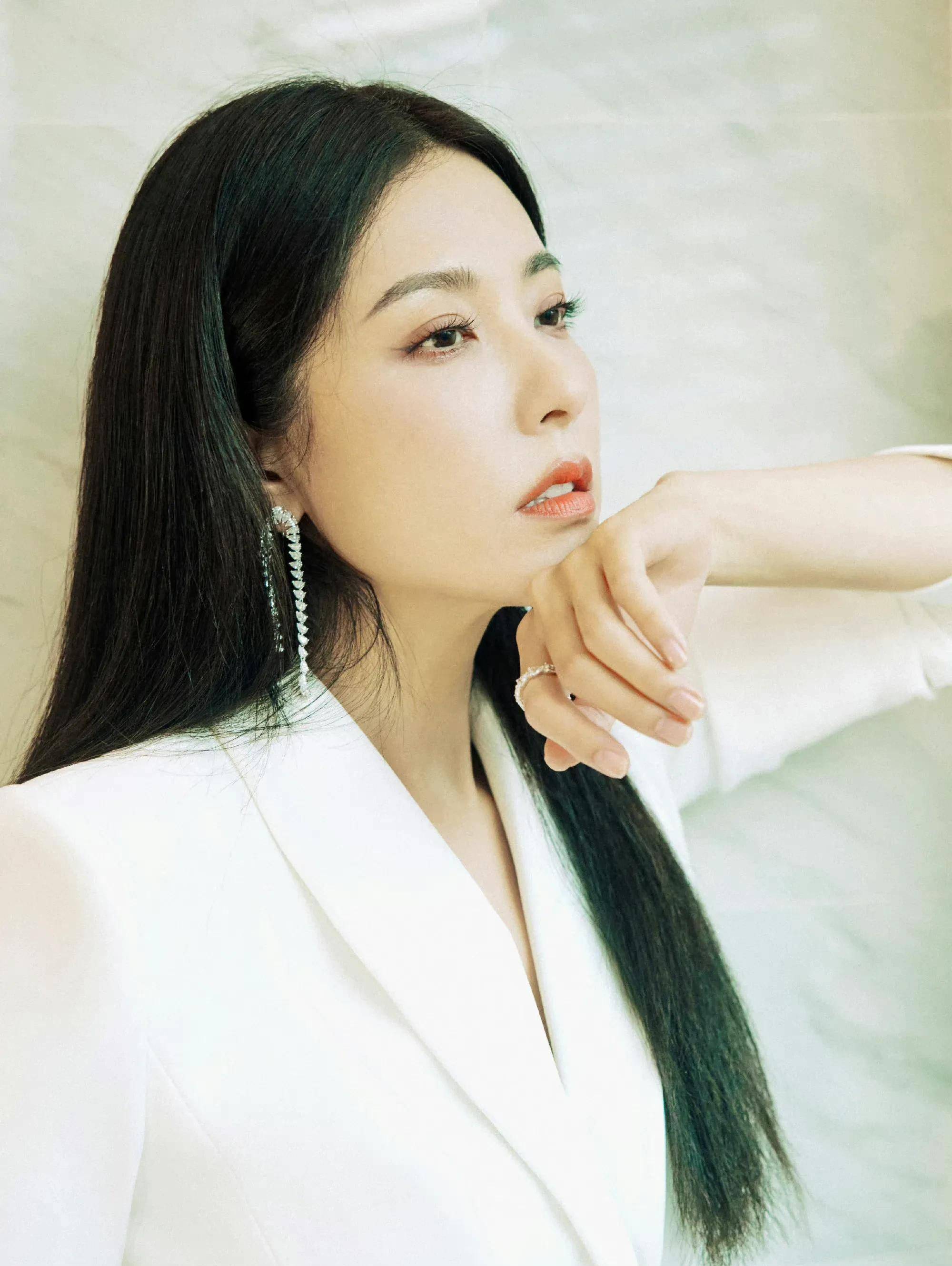 47岁曾黎,饱满有料着实性感!_气质_演技_才华