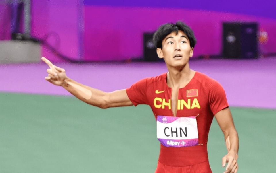 抗日名将陈佳鹏成功破圈,东北第一飞人后程能力逆天将尝试200米_成绩