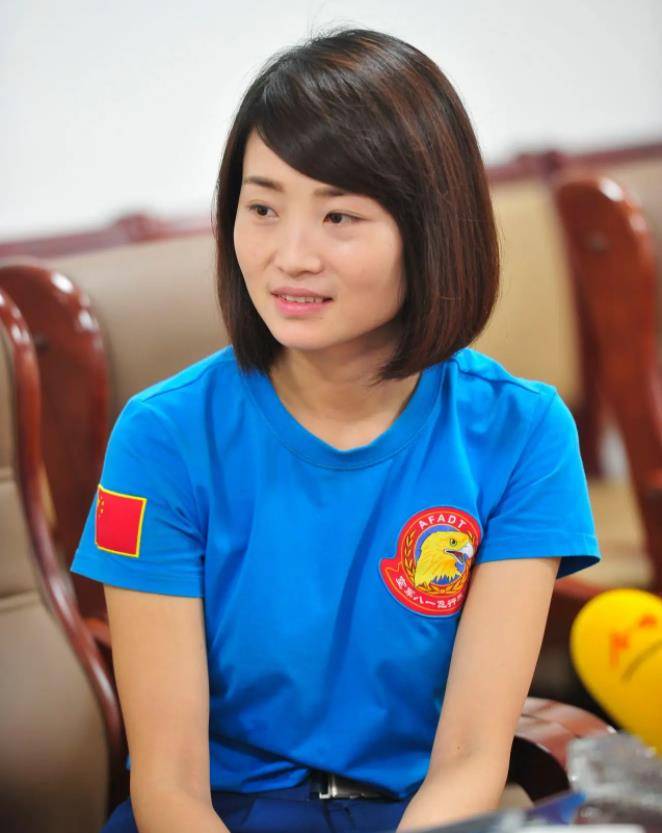 空军英烈余旭牺牲后,36万群众挥泪送别,墓地一年四季鲜花环绕_飞行_的