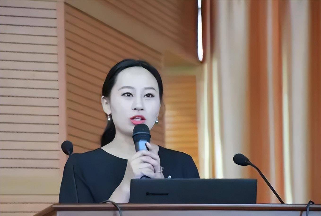 本地人会在工作之余专门赶过来散心,一览滩上的美景,杨可欣也不例外