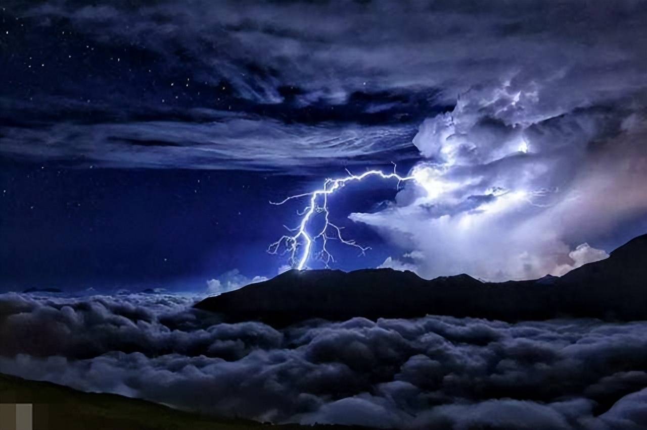 球状闪电:俗称滚地雷,形成原因是个迷.你敢去探索它吗?