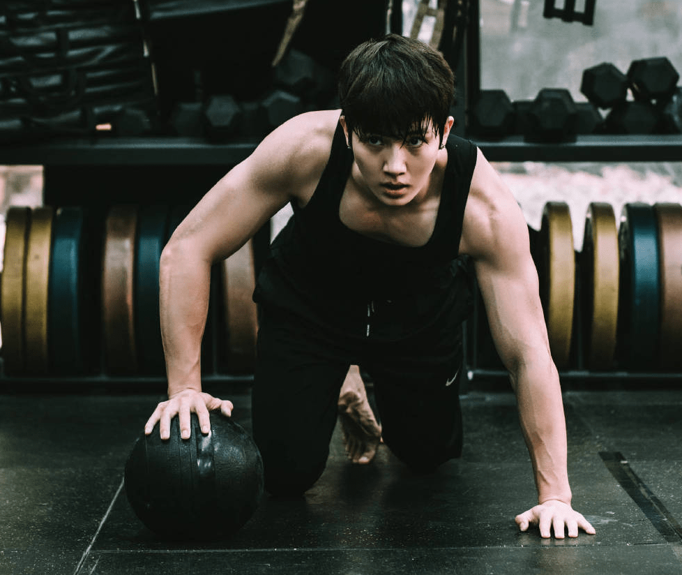 李菲也是在今年才开始尝试当演员的,他现在接的都是一些土味小短剧,他