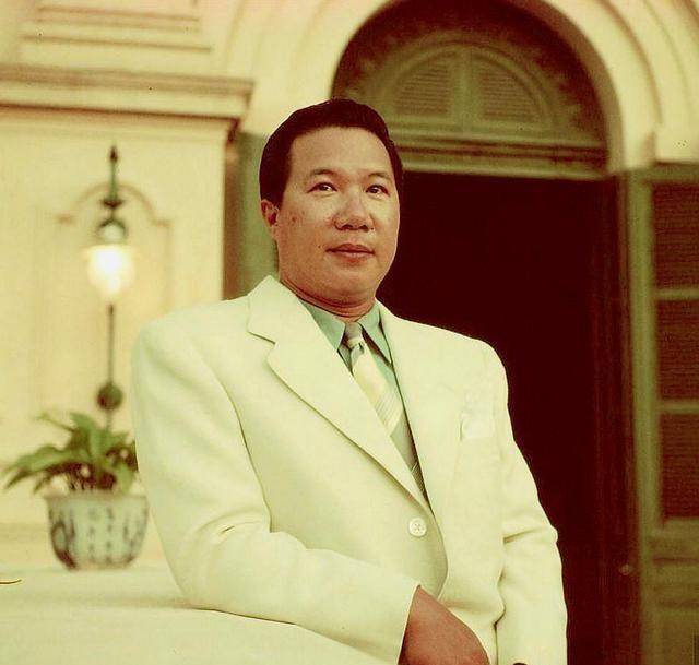 越南末代皇帝:结局比溥仪要好,皇后没有婉容漂亮但下场也好很多_阮福