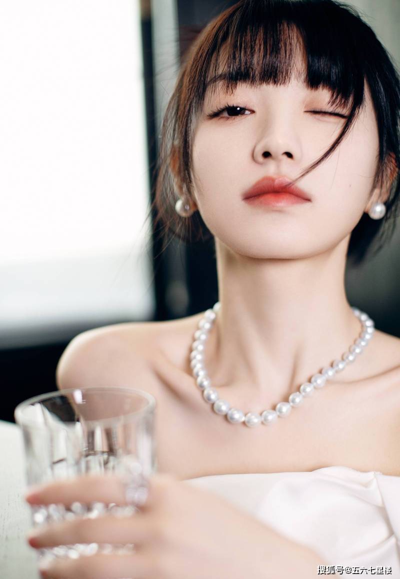 田曦薇白色吊带裙似珍珠少女 甜美可爱_气质_魅力_活动