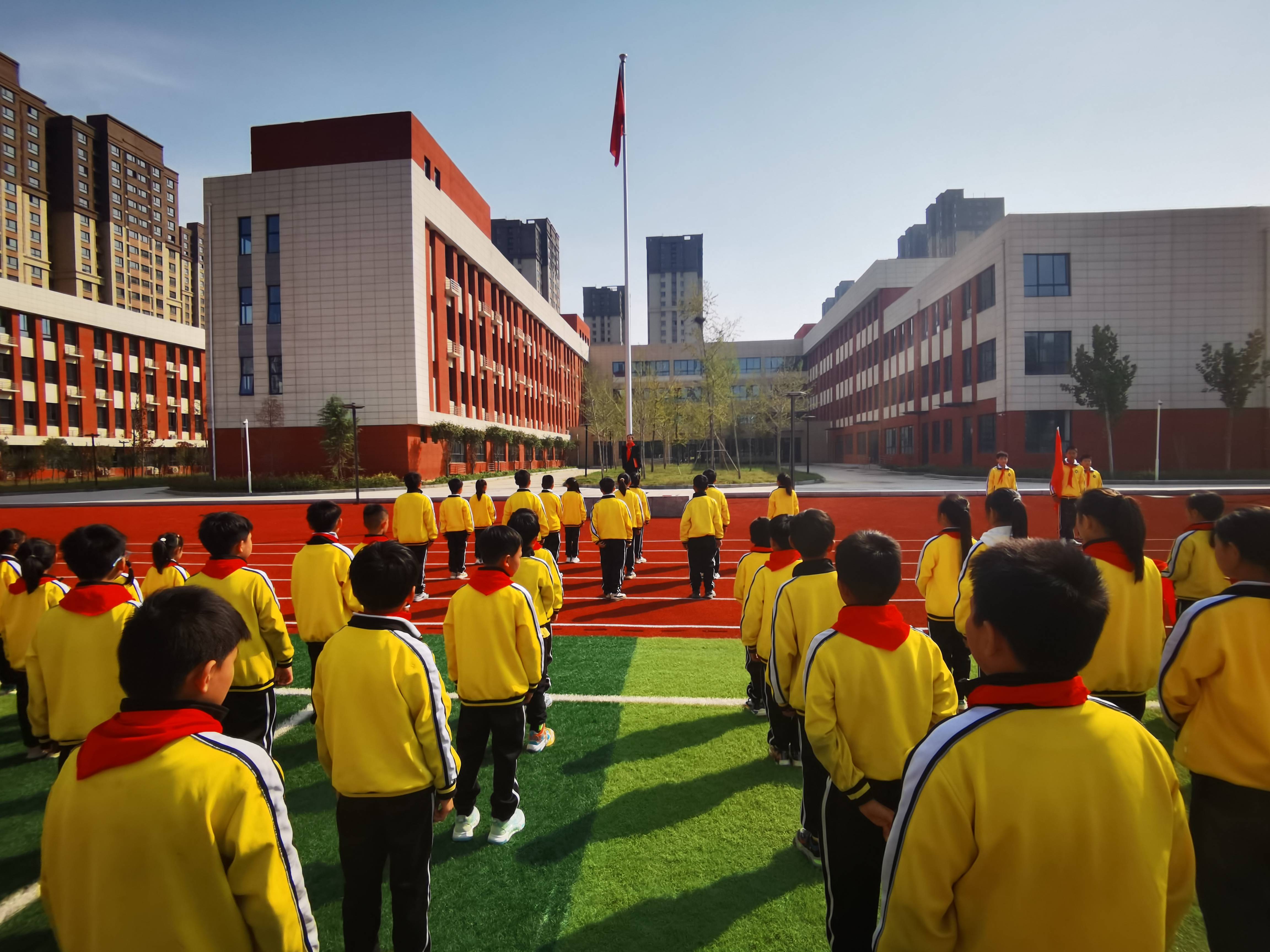 梁园区红旗路小学开展"红心永向党 争做新时代好队员"——少先队建队