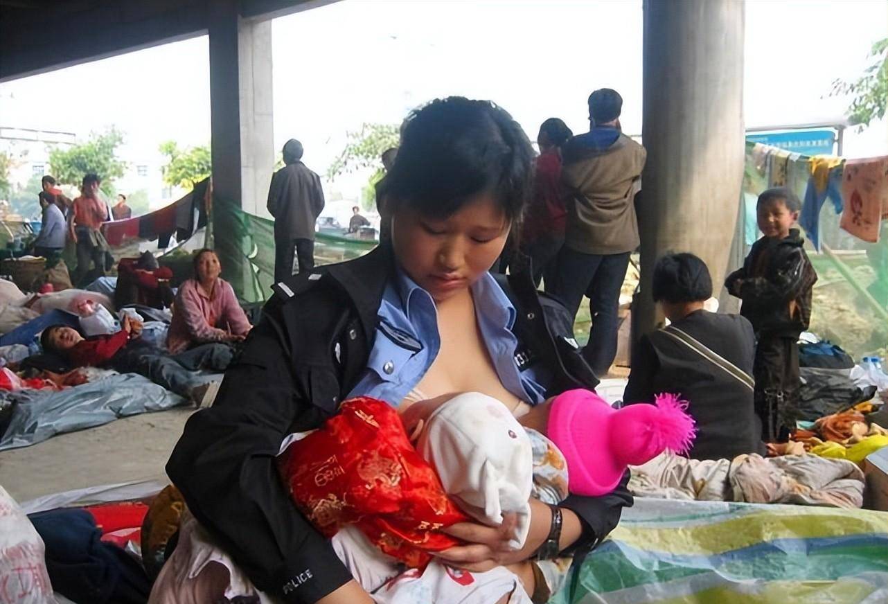 轰动一时的"警察妈妈"哺乳9婴,被破格提拔为副政委_蒋晓娟_孩子_婴儿