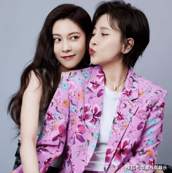 宋妍霏的母亲名字叫做晓晓,曾经和宋妍霏一起参加过综艺节目的录制.