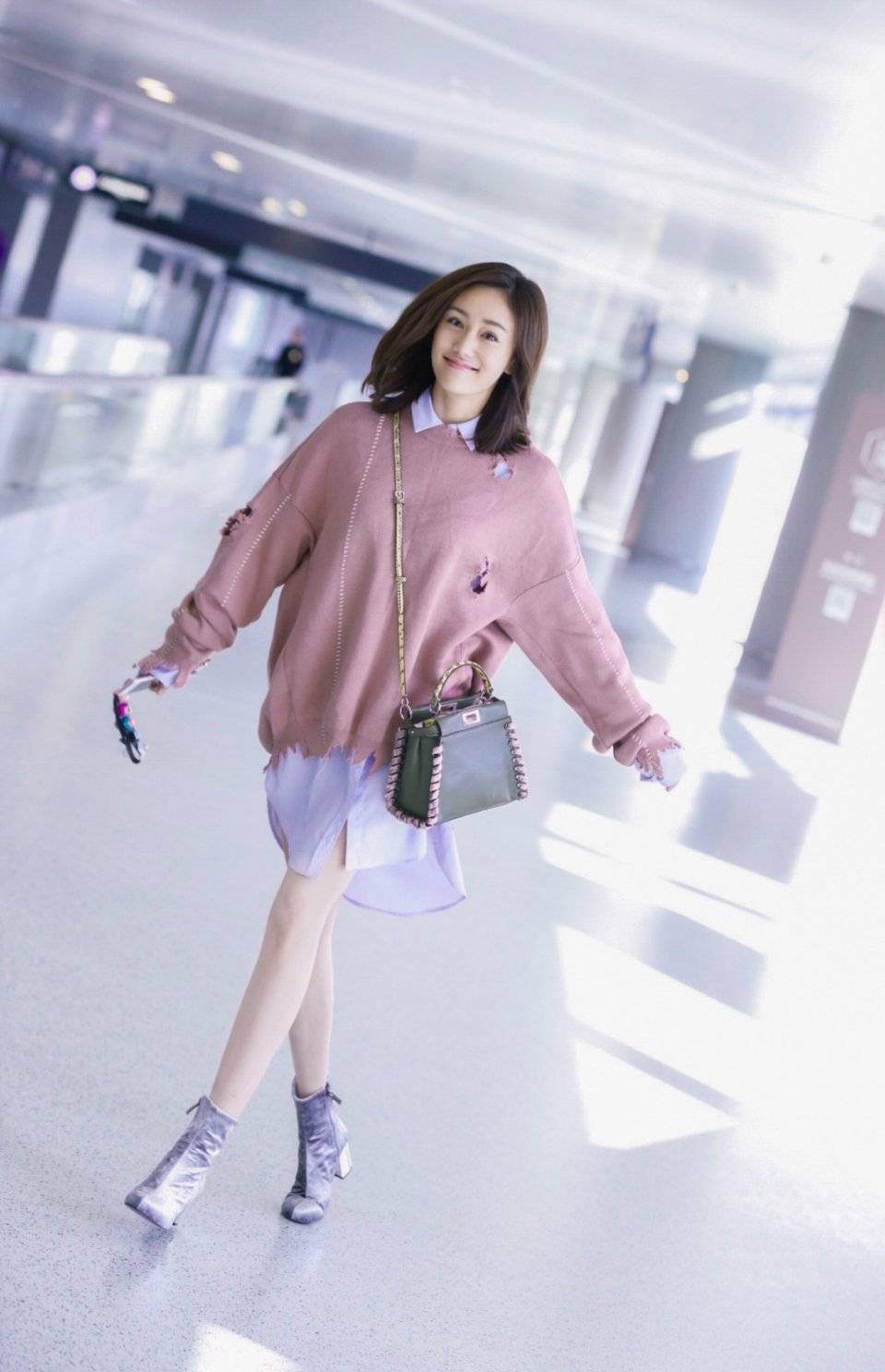 刘芸晒街拍秀身材,表示自己瘦八斤,大长腿快溢出屏幕_漂亮_身体_照片