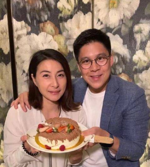 霍启刚晒最新动态,和郭晶晶共同出席音乐会,郭晶晶钻石戒指抢眼_照片