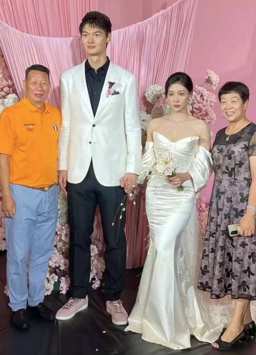 正式结婚,老婆气质身材不输詹娜,事业爱情双丰收_福建队_1_cba