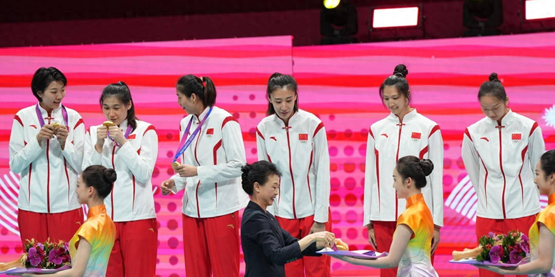 颁奖时刻!中国女排站上亚运冠军领奖台!
