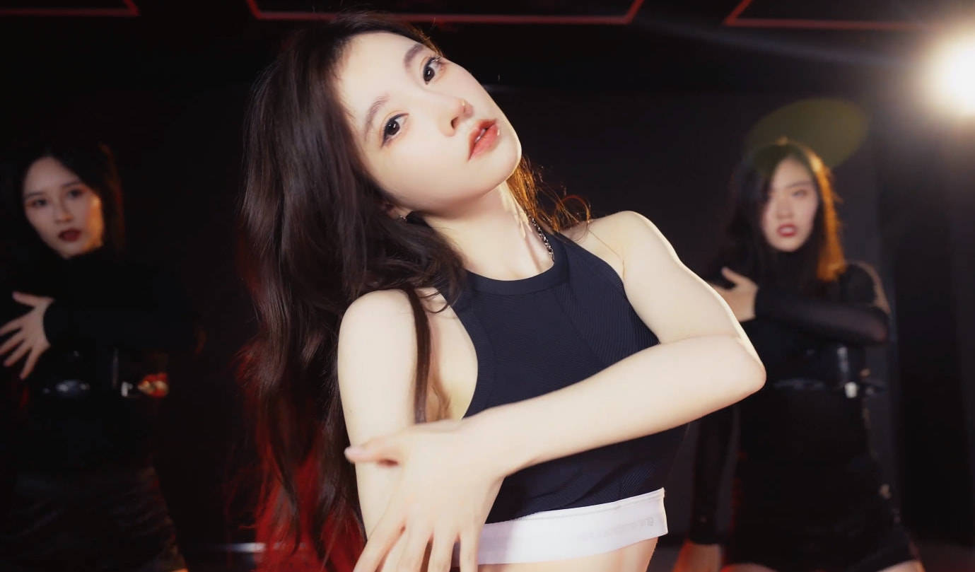 冯提莫穿露脐装热舞，公开练习室舞蹈视频，造型惹火真实身材曝光_手机搜狐网